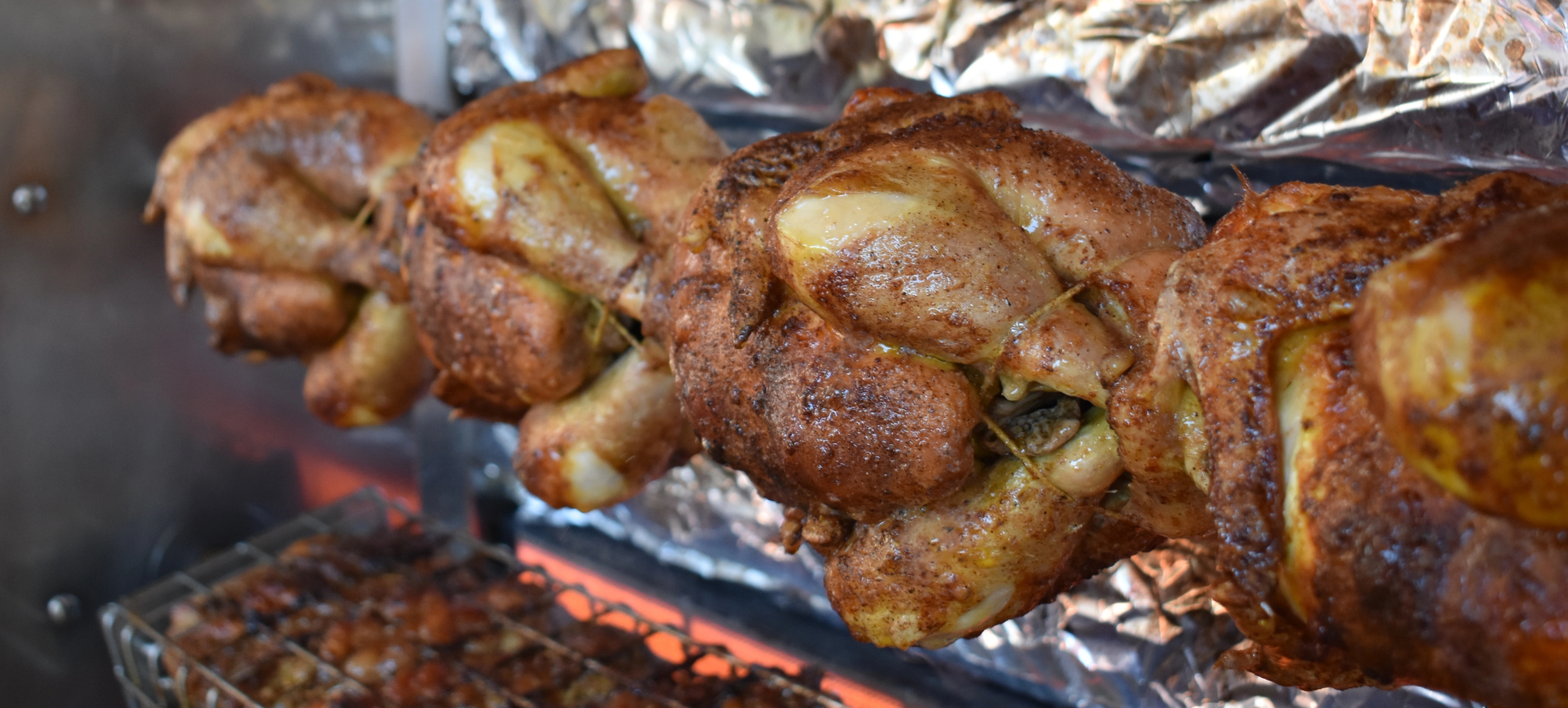Le poulet fermier local Iparla ou label rouge cuit a la broche au coeur du pays basque et disponible a la vente a emporter a la rôtisserie Harana à Bassussarry et à Ossés